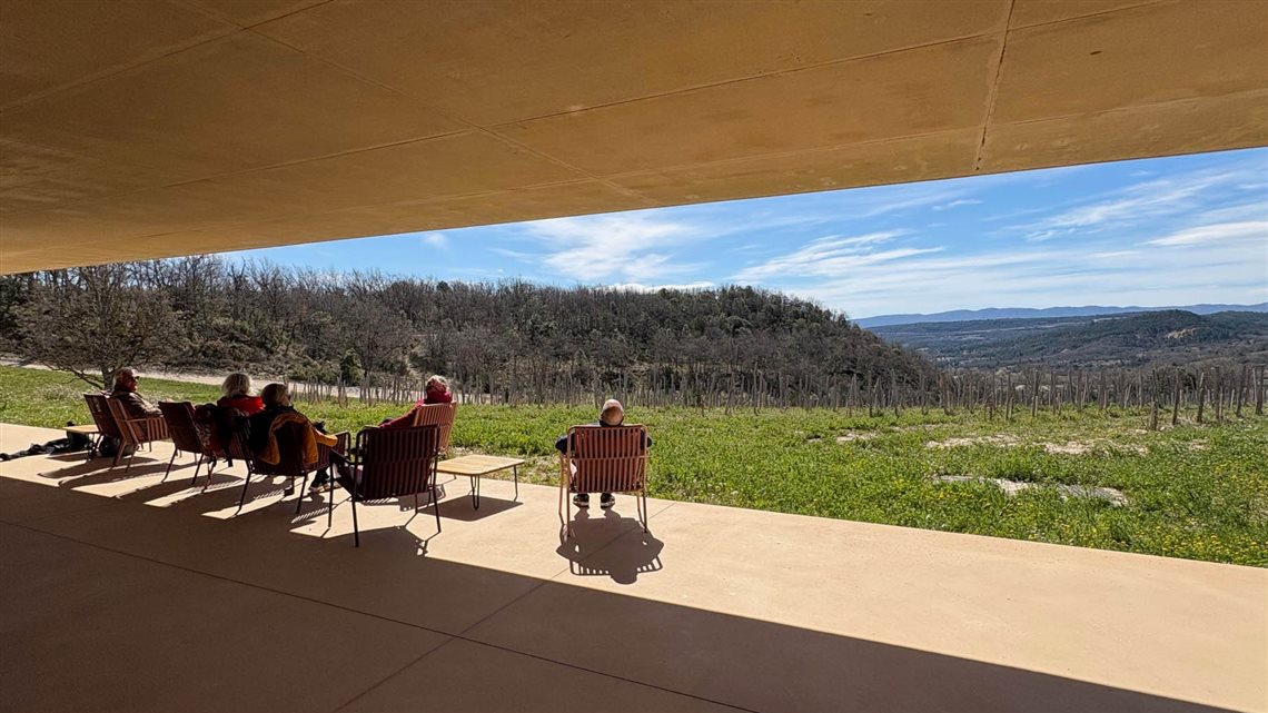 Agentes de viagem apreciam a vista da Vin&iacute;cola Les Davids em Viens, na Provence