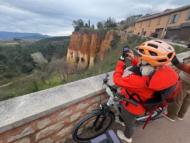 Anna Eriksson, da ExperiGo, Su&eacute;cia, fotografa uma paisagem de um mirante na cidade de Roussillon na Provence