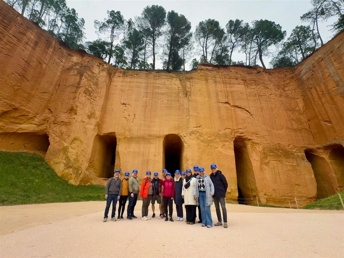 Agentes de viagem posam em frente &agrave;s Mines de Bruoux em Gargas, na Provence