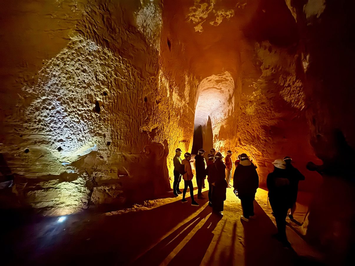 Agentes de viagem caminham dentro da Mines de Bruoux em Gargas, na Provence