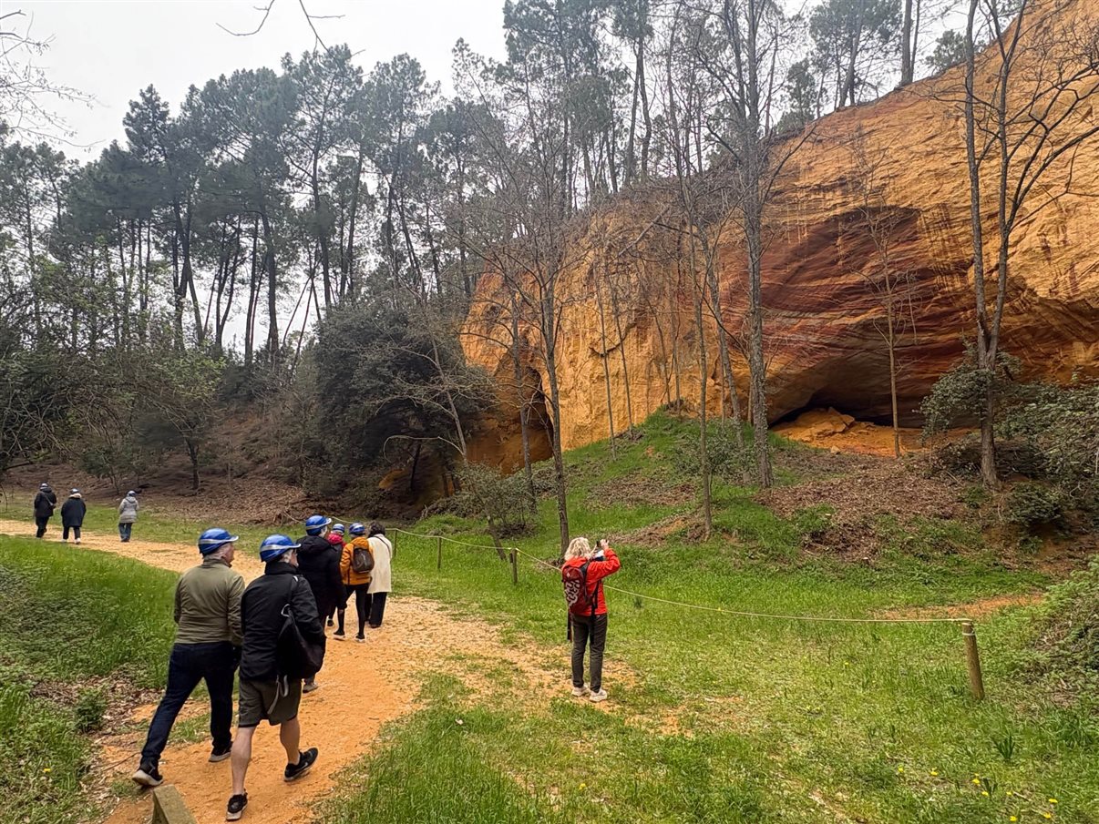 Agentes de viagem caminham em frente &agrave;s Mines de Bruoux em Gargas, na Provence