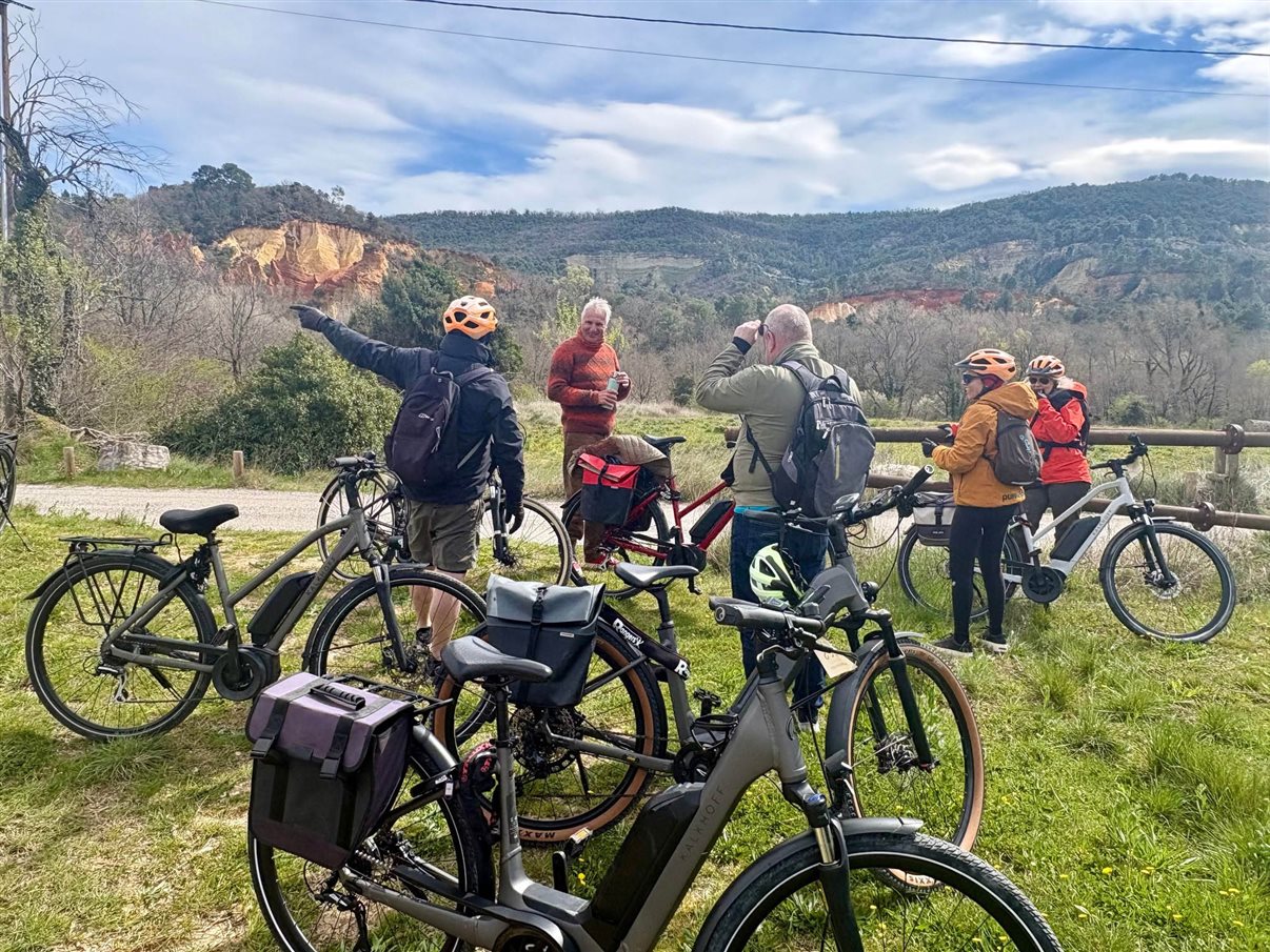 Agentes de viagem observam as montanhas de ocre em Gargas, na Provence