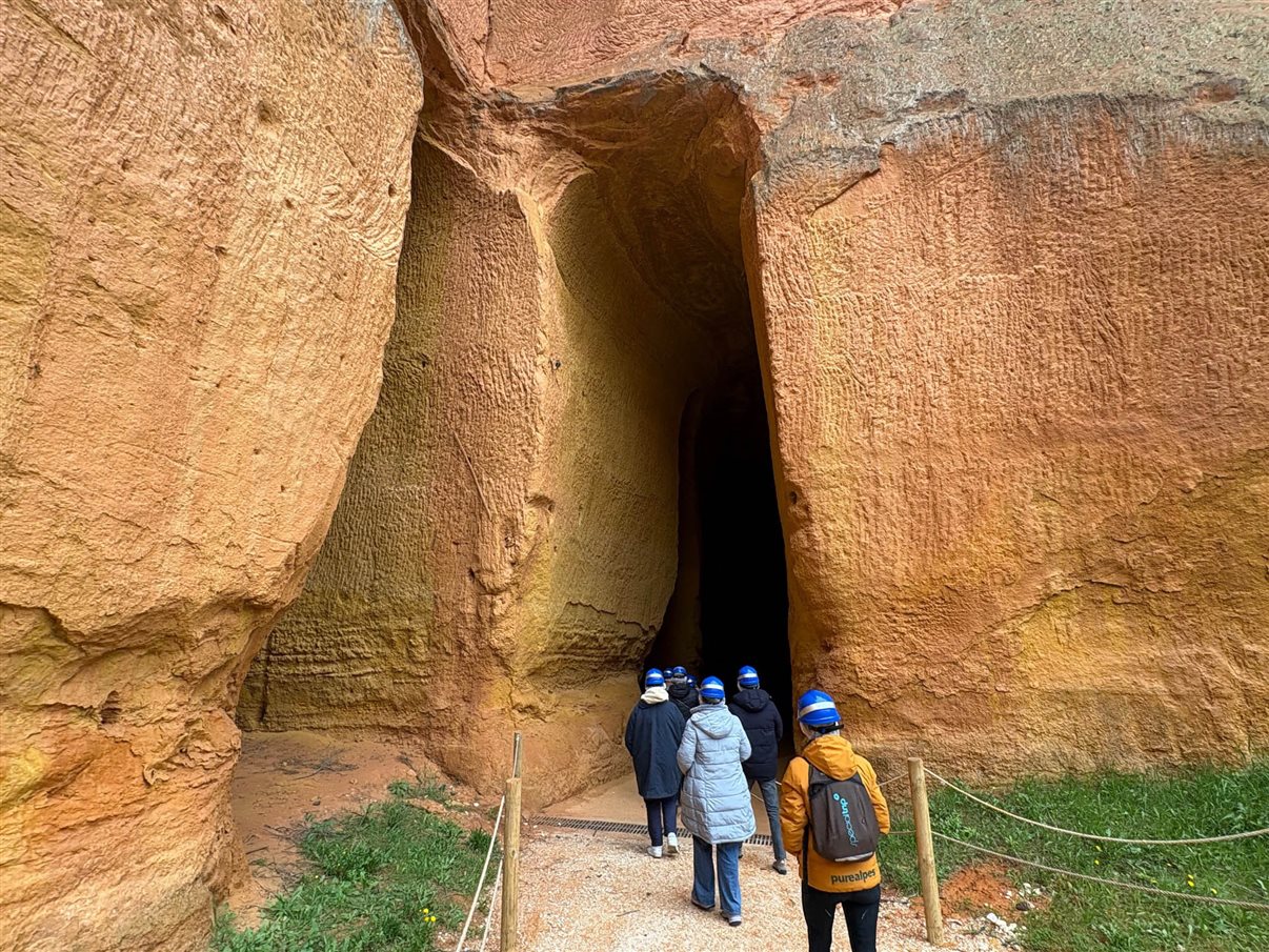 Agentes de viagem entram nas Mines de Bruoux em Gargas, na Provence