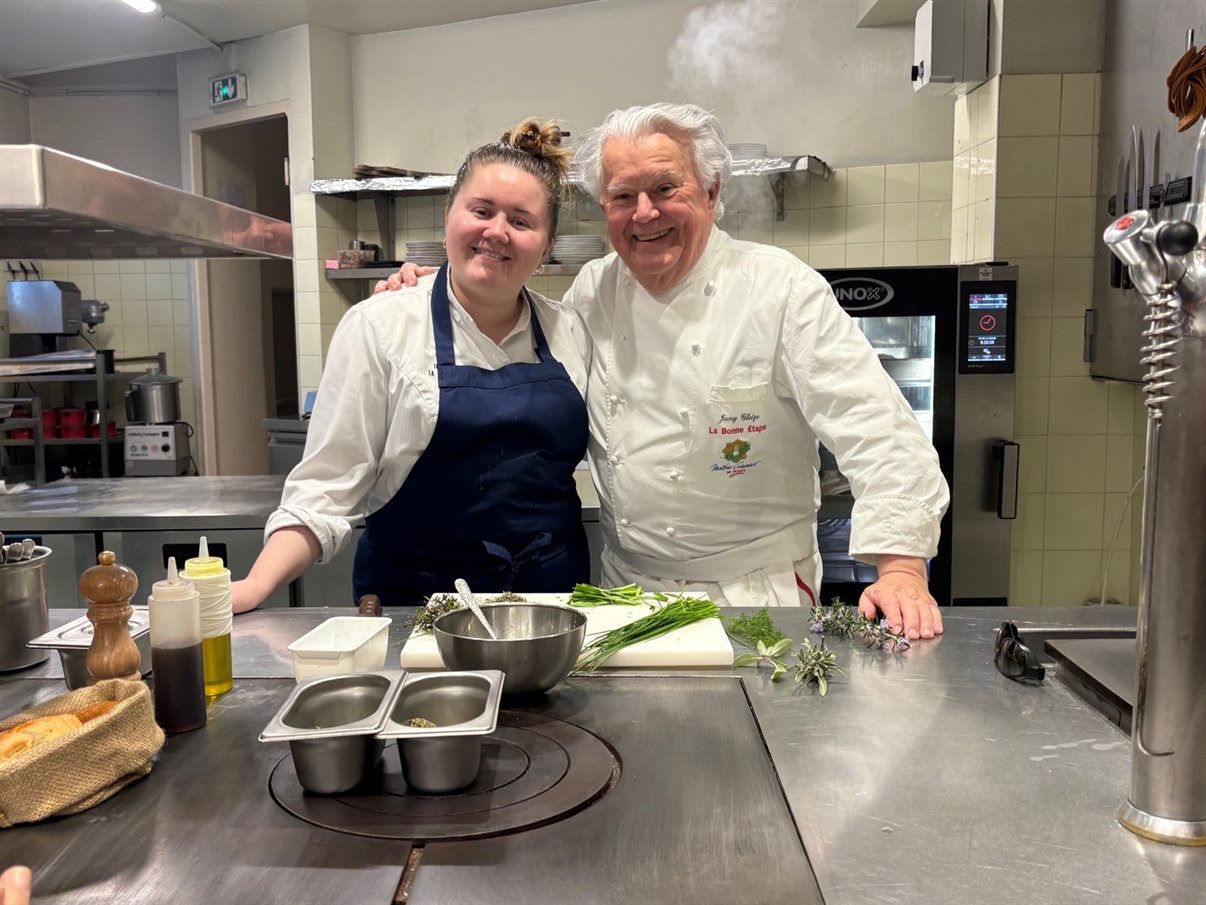 Jany e Jane Geize na cozinha do Hotel La Bonne Etape, do Relais & Châteaux, em Château Arnoux onde eles têm uma estrela no Guia Michelin há 64 anos seguidos