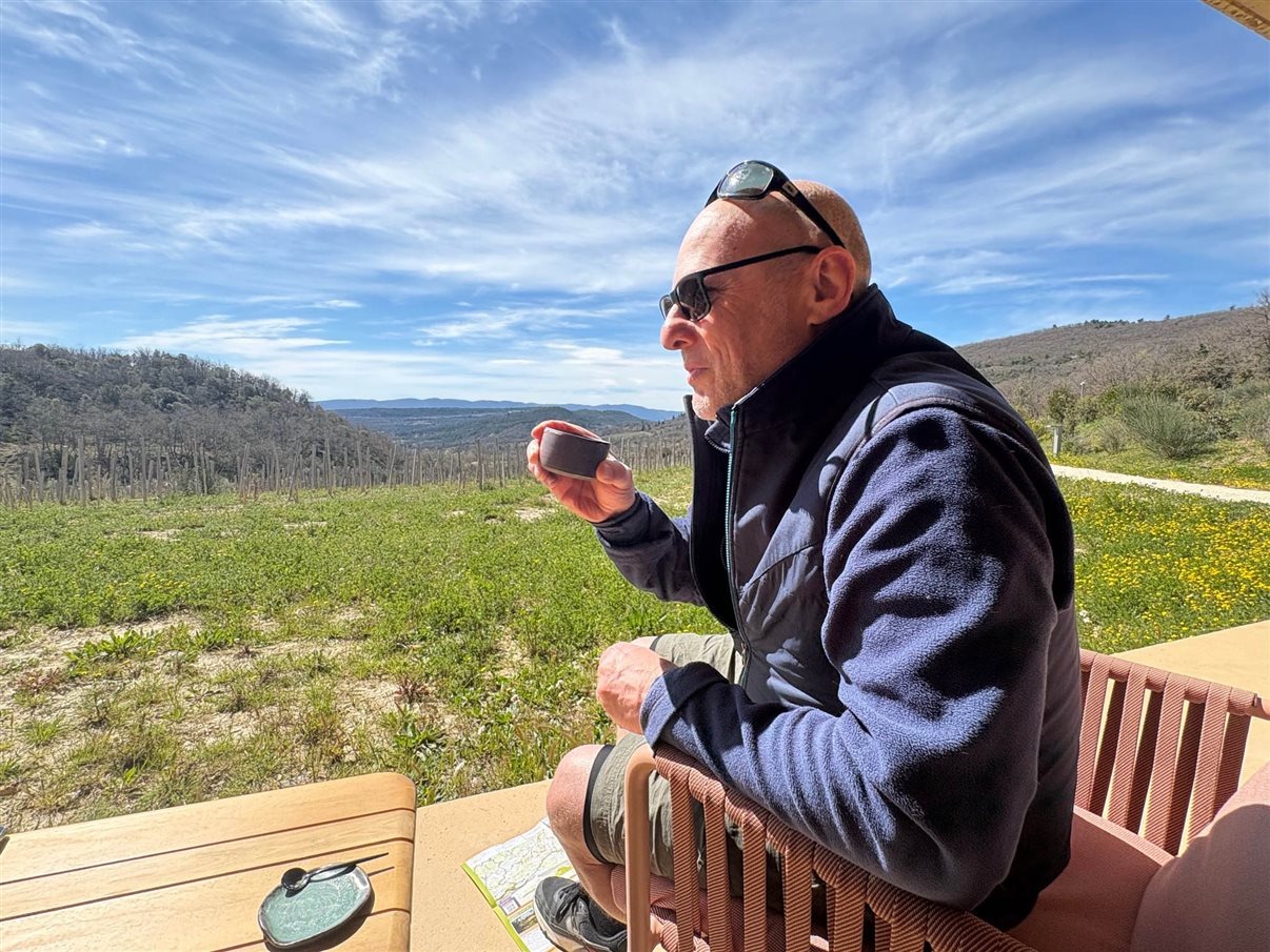 Robin Segal, da French Leave Holidays, UK, faz degusta&ccedil;&atilde;o na Vin&iacute;cola Les Davids em Viens, na Provence