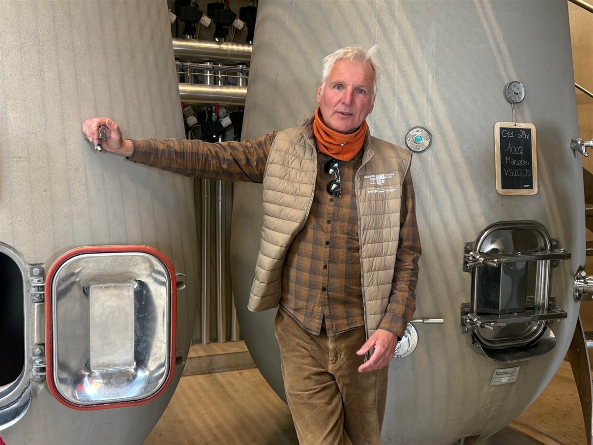 Wenzel Glasauer, guia de turismo da Atout France, posa entre barris de concreto na Vin&iacute;cola Les Davids em Viens, na Provence