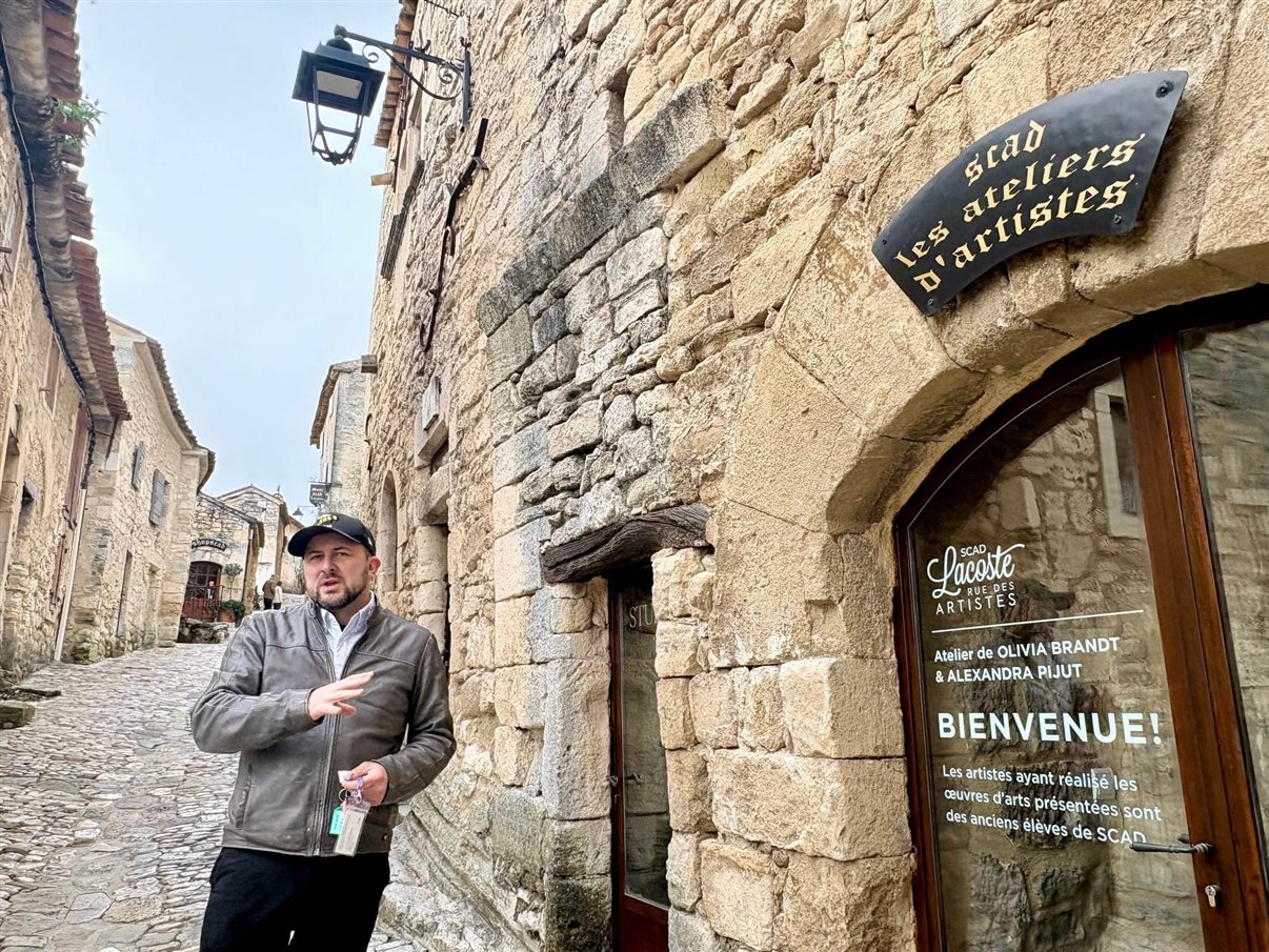 Cedric Maros, Diretor do SCAD Lacoste, posa em frente a uma galeria de arte na cidade de Lacoste, Provence