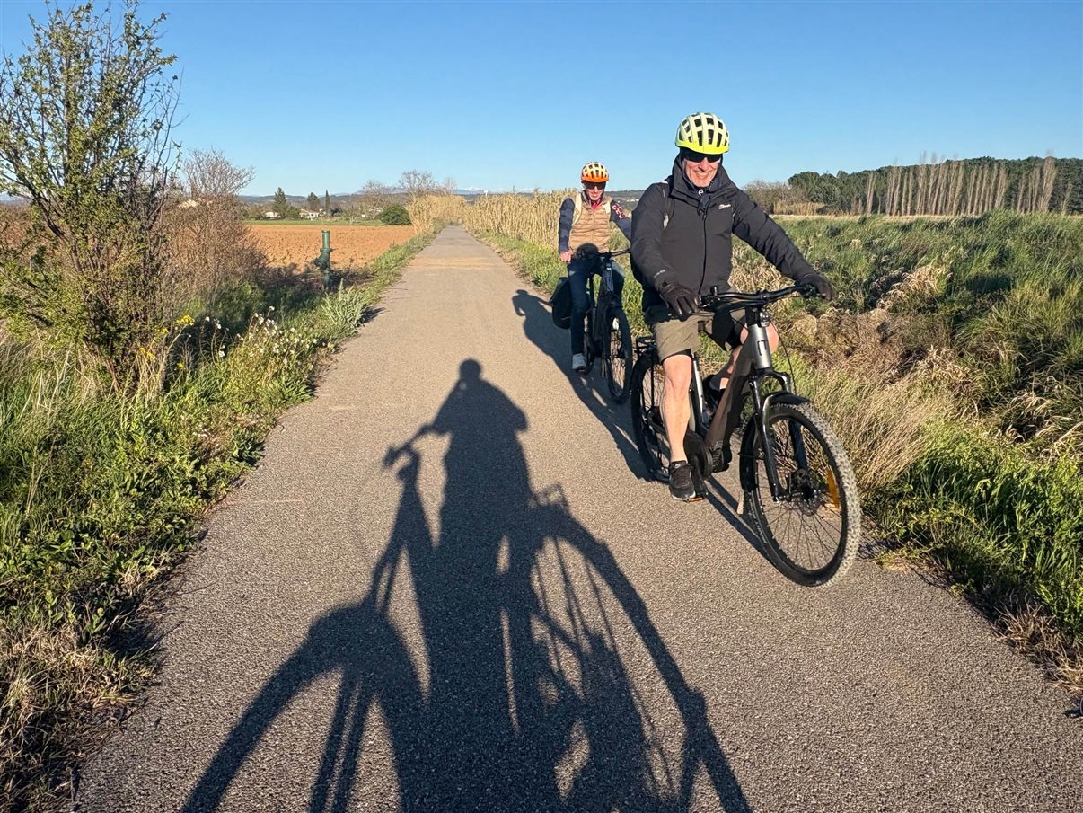 Robin Segal, da French Leave Holidays, UK, e Philippe Leouffre, do Alpes de Haute Provence Tourism Agency, pedalam na Provence