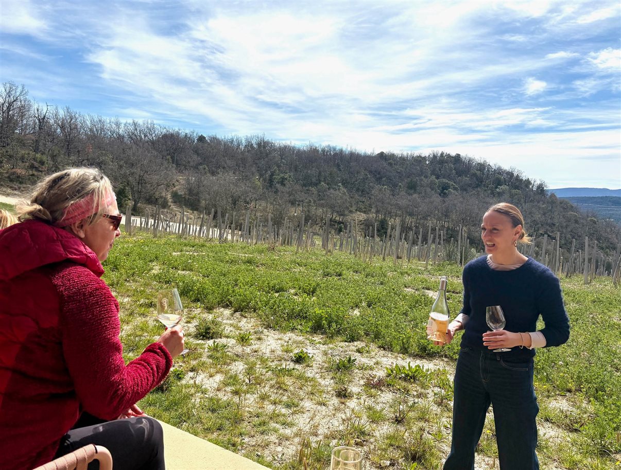 Bettina Matias, do Turismo de Luberon, faz degusta&ccedil;&atilde;o com a gerente L&eacute;a Tumminelli da Vin&iacute;cola Les Davids em Viens, na Provence