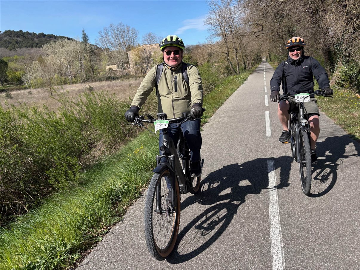 Jari Heinonen, da France Tours, Su&eacute;cia, e  Robin Segal, da French Leave Holidays, UK, pedalam pelos campos da Provence