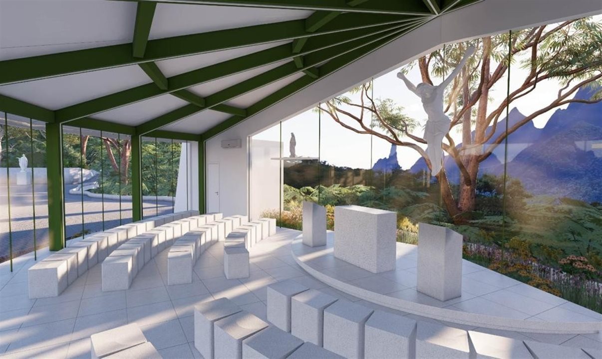 Por dentro do santuário, com altar envidraçado ao fundo