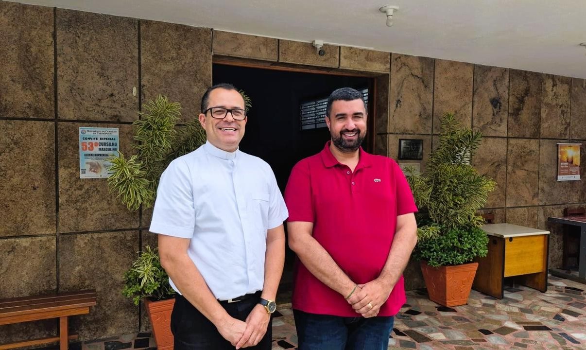 Padre Carlos Henrique de Morais e o prefeito Leonardo Vasconcellos