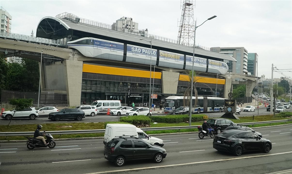 Entrada da estação está localizada no pavimento inferior do terminal de passageiros e a ligação com o metrô é feita por um túnel sob a Avenida Washington Luiz