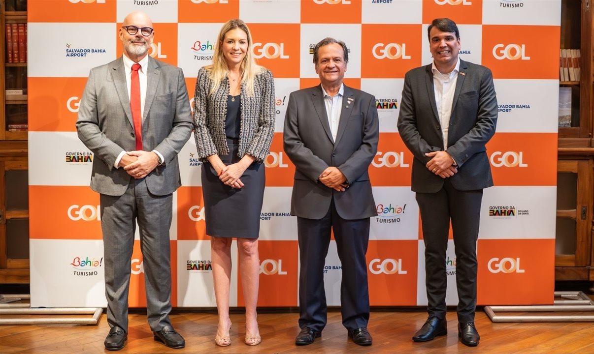 Julio Ribas, da Vinci Airports no Brasil, Renata Fonseca, da Gol, Maurício Bacelar, secretário de Turismo do Estado da Bahia, e Marcos Almeida, da Gol