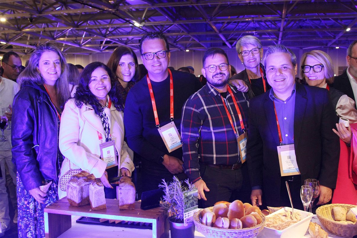 Ana Elisa Facchinato, da Visual Turismo CVC Corp, Adriana Boeckh, da Abreutur, Cecile Cordioli, da Jetset Viagens, Alberto Bacarin, da Orinter, Gustavo Starling, da Diversa Turismo, Veronique Massi, da Biarritz Turismo, Diogo Racanicchi, da EHTL Viagens, e Cathy Worms, da Special Trip Turismo, na festa de encerramento do Rendez Vous en France no Porto de Nice