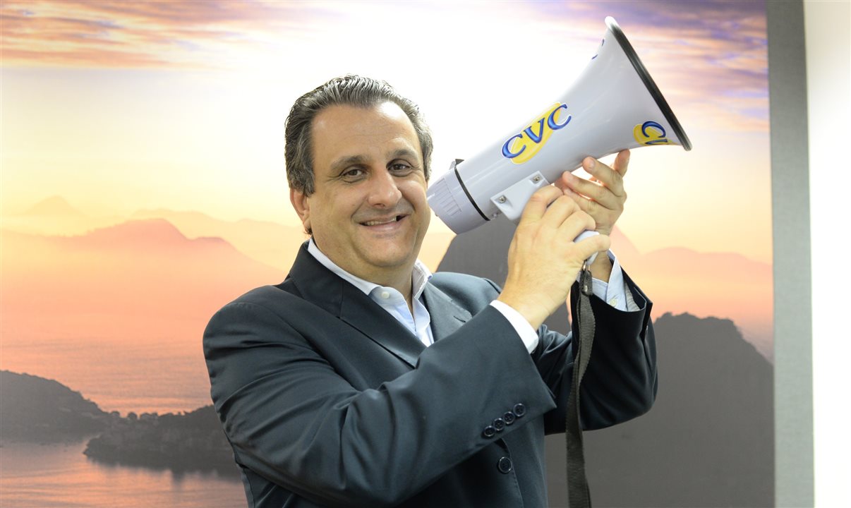 Claiton Armelin com seu antigo megafone em outra passagem pela CVC