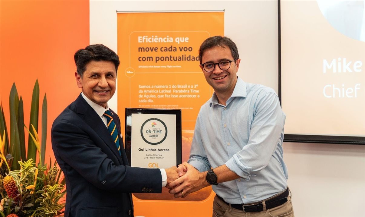 Mike Malik, Chief Industry Officer da Cirium, entrega o selo de terceira aérea mais pontual da América Latina para Celso Ferrer, CEO da Gol, em evento na Sede da companhia