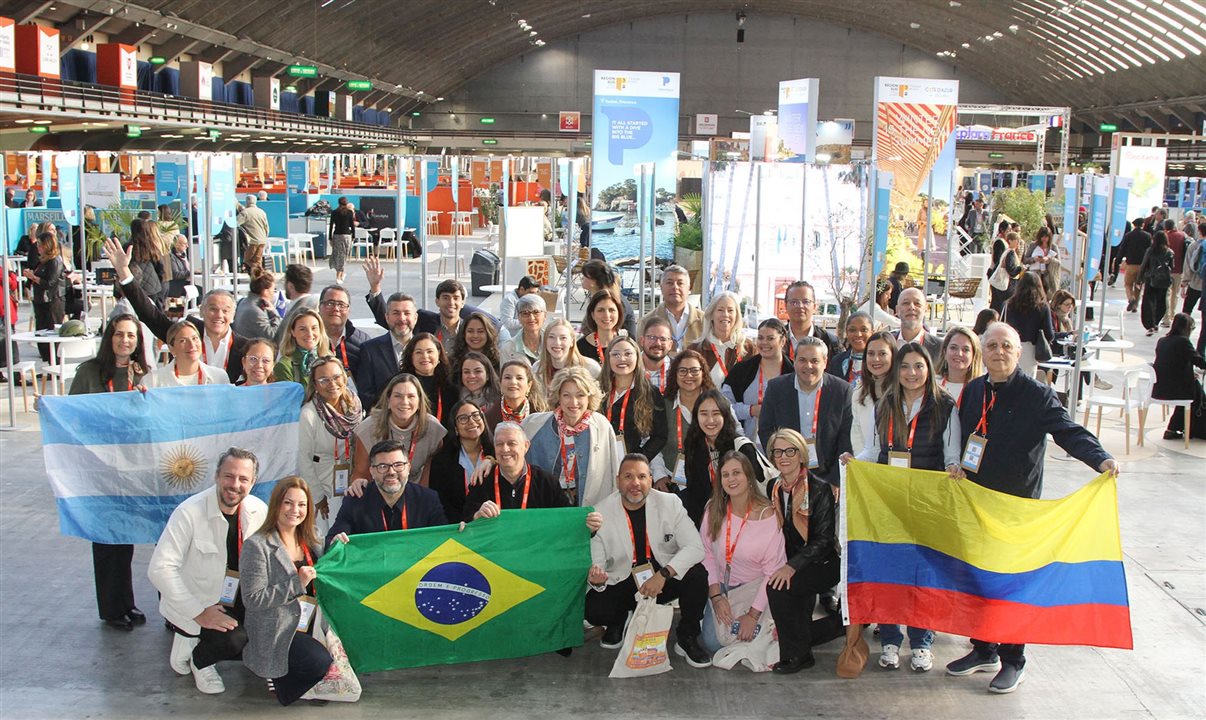 Foto do grupo da América Latina no Parque de Exposição de Nice durante o Rendez Vous en France