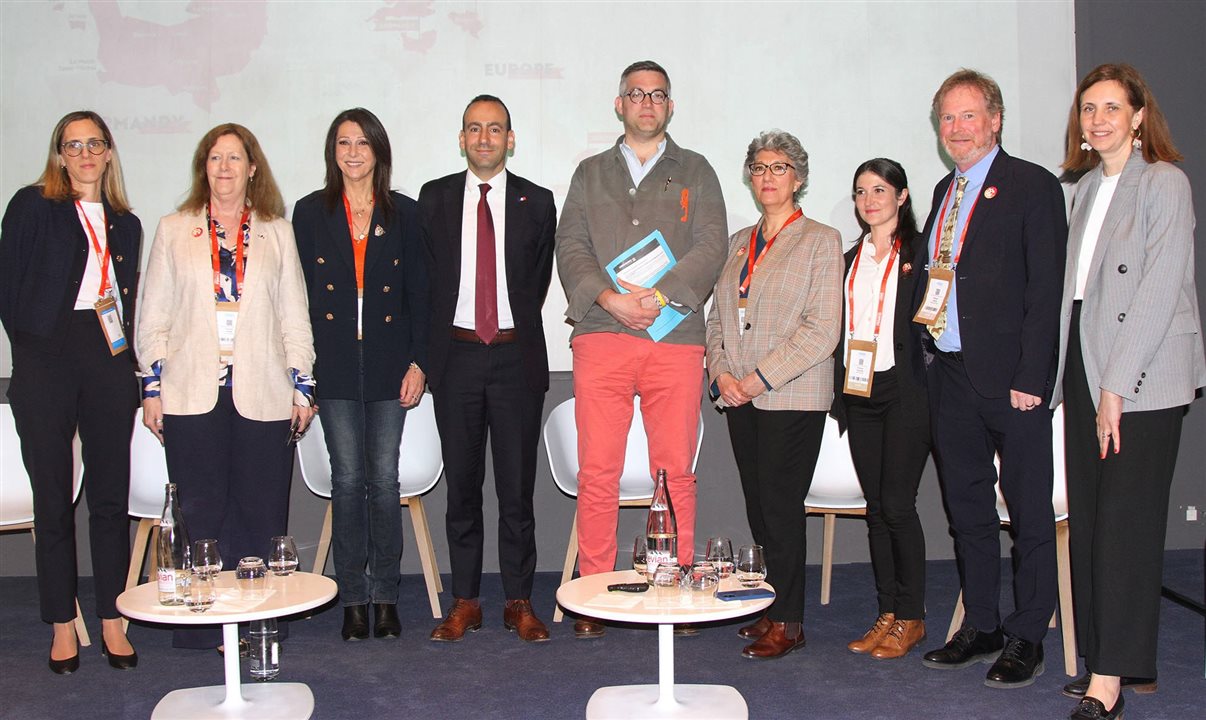  Adam Oubuih, diretor geral da Atout France, posa para foto na sala de imprensa do Parque de Exposições no Rendez Vous en France em Nice acompanhado por profissionais do turismo francês