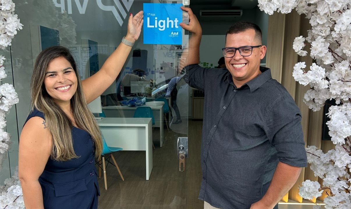 Patrícia Gomes, gerente Comercial da Azul Viagens, e Osvaldo Neto, investidor da loja Azul Viagens Caldas Novas