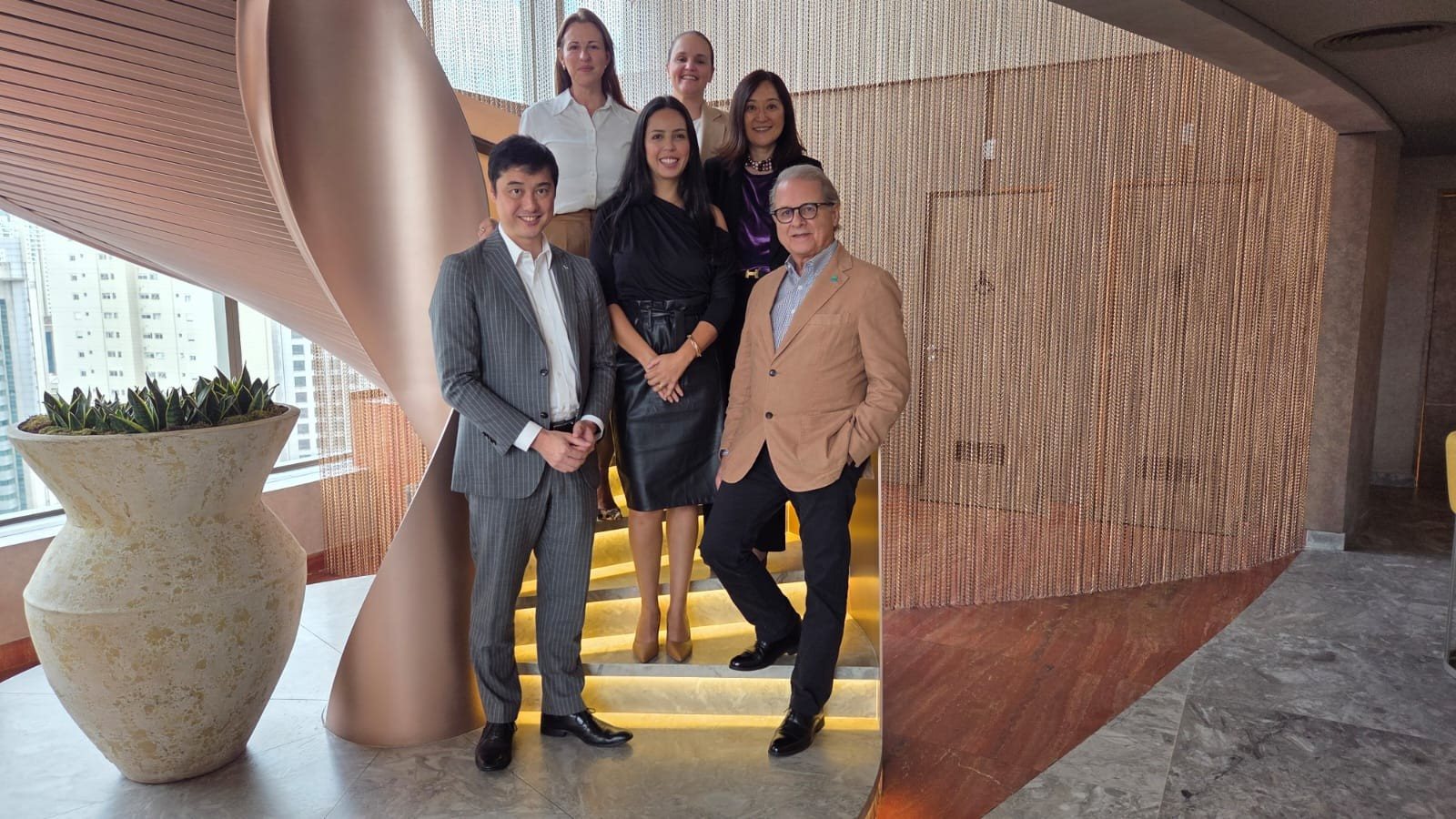 Vanessa Martins, Maria Pia Muto, Rosana Okamoto e Eduardo Yoshimoto, da Marriott, ao lado de Priscila Bibiano e Orlando de Souza, do Fohb