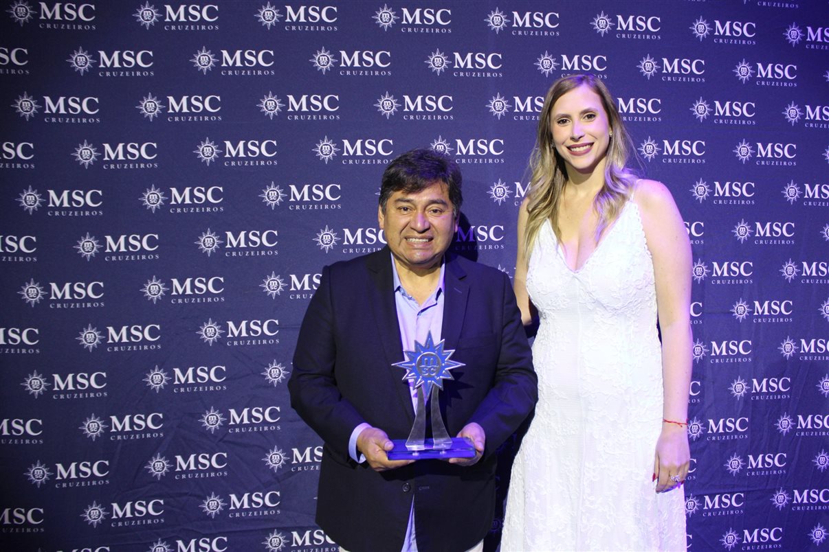 Alejando Velazquez, da Luck, recebe o troféu Top Parceiros