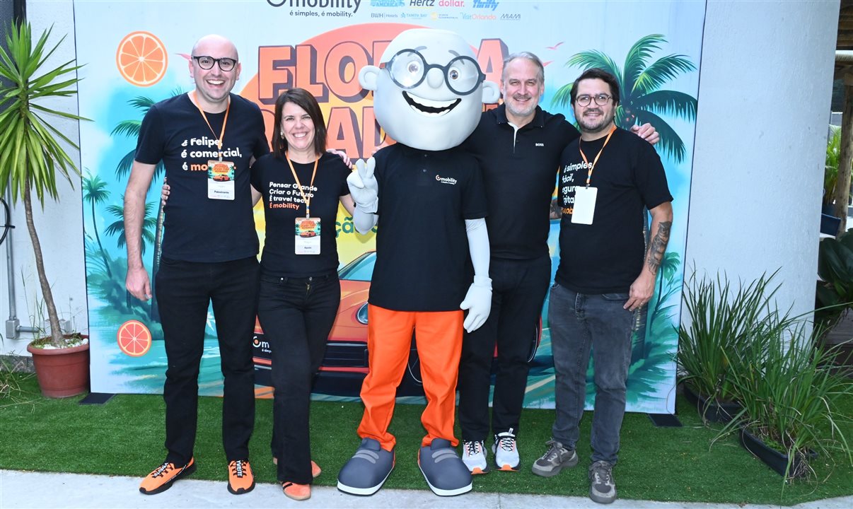 Felipe Becker, Michelle Tonon, Oskar Kedor e Artur Oliveira, com o mascote Mobilino