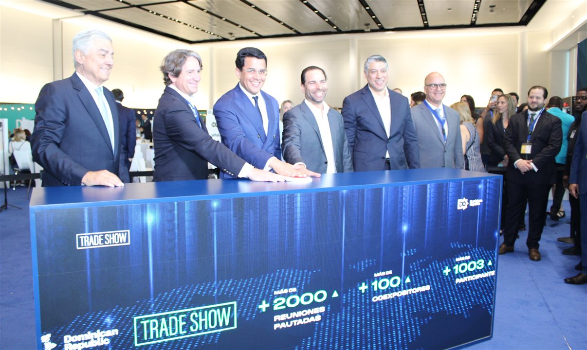 David Collado, ministro do Turismo da República Dominicana (ao centro), inaugura o Trade Show ao lado de autoridades do país como Juan Bancalari, presidente da Asonahores, Igor Rodriguez, do IDÁC, Frank Rainieri, CEO do Grupo Punta Cana, Víctor Pacheco, CEO da Arajet, e Antonio Yapór, CEO da Associação de Companhias Aéreas da República Dominicana