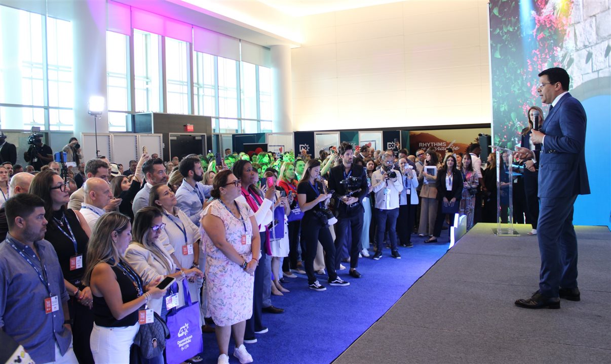 David Collado, ministro do Turismo da República Dominicana, fala aos jornalistas na abertura do evento