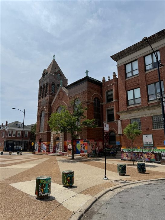 Em Pilsen, a arte est&aacute; nas ruas, com cores fortes e muita criatividade