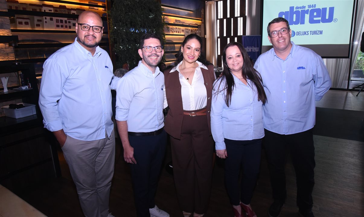 Denis Espinoza e Fábio Santos, da Abreu, Mariana Marques, Deluks Turizm, Edna Silva e André Bernardes, da Abreu