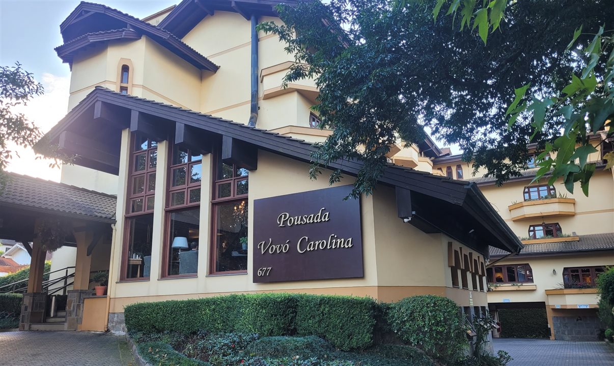 Construído no terreno da família Rossi, em localização privilegiada no centro de Gramado, os atendimentos iniciaram disponibilizando 10 apartamentos