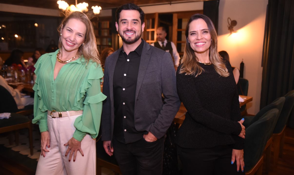 Mariana Perez, da Crystal Cruises, com Mario Borges e Lilian Meireles, da R11 Travel