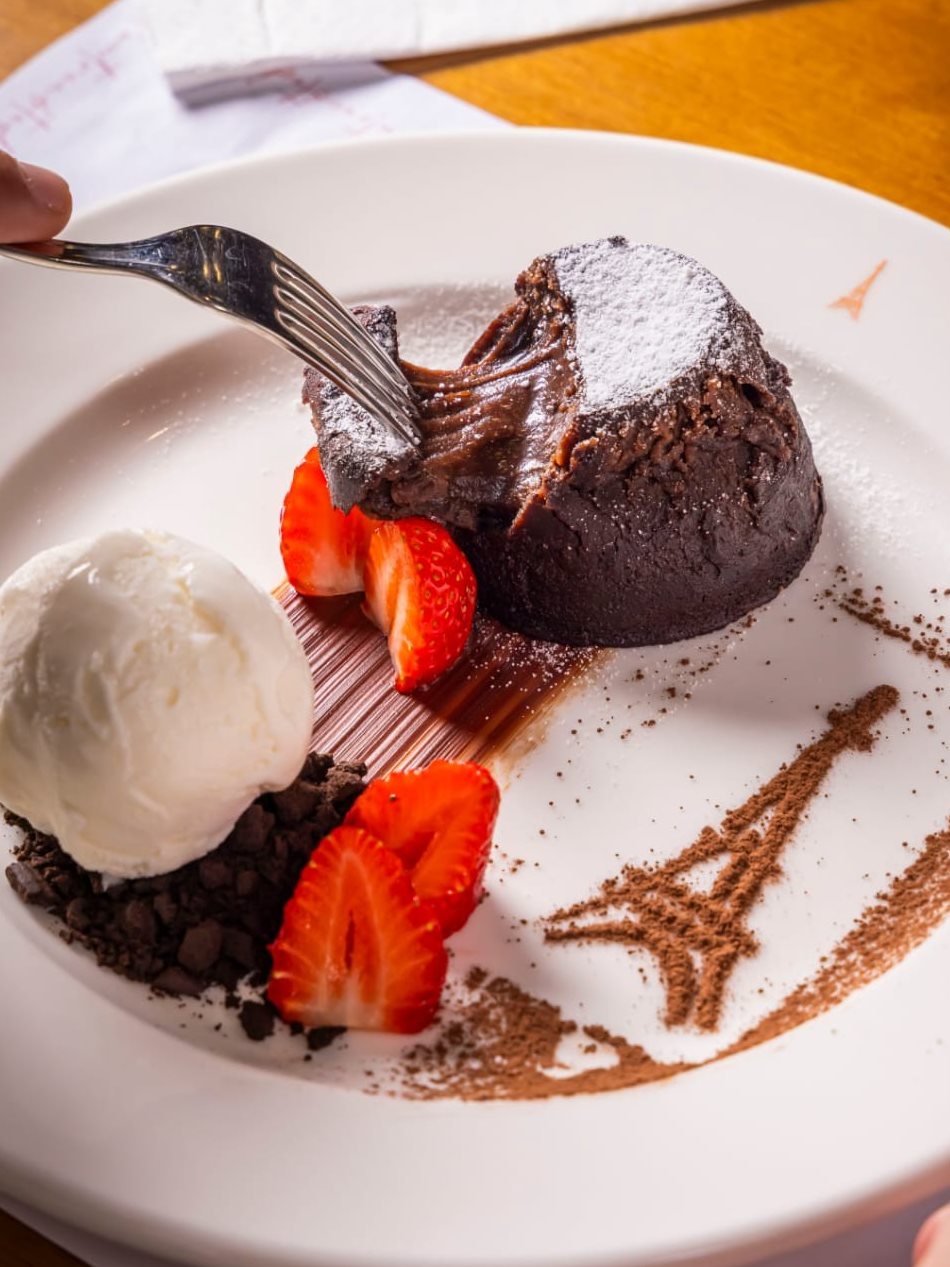 O L’Entrecôte de Paris do Shopping Plaza Sul reverencia a França em seu Menu Premium, com destaque para o Petit gâteau com sorvete e crocante de Negresco