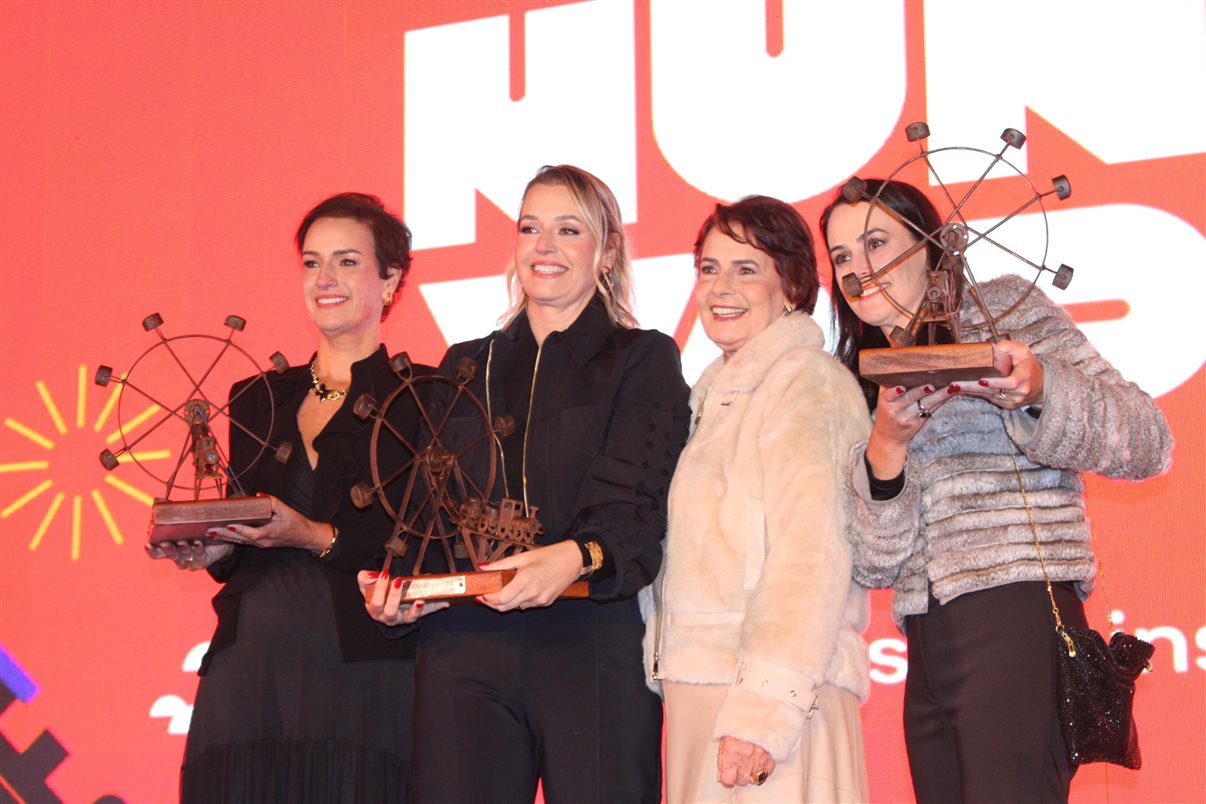 Rosa Urbani homenageia as filhas Caren, Lenise e Mariane, que conduzem o Parque Mundo a Vapor