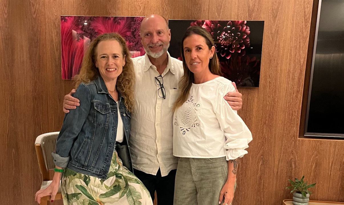 Camilla Barreto e Roberto Klabin, da BLTA, com a chef Morena Leite