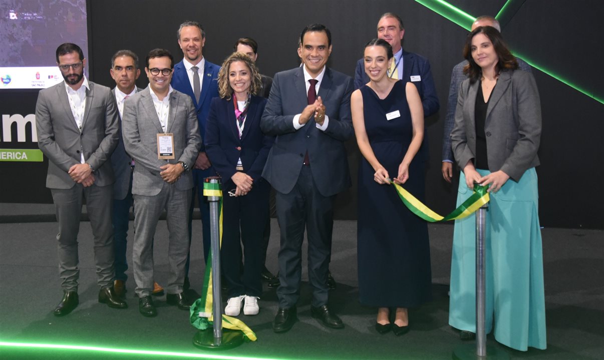 Autoridades no corte da fita da WTM Latin America 2026