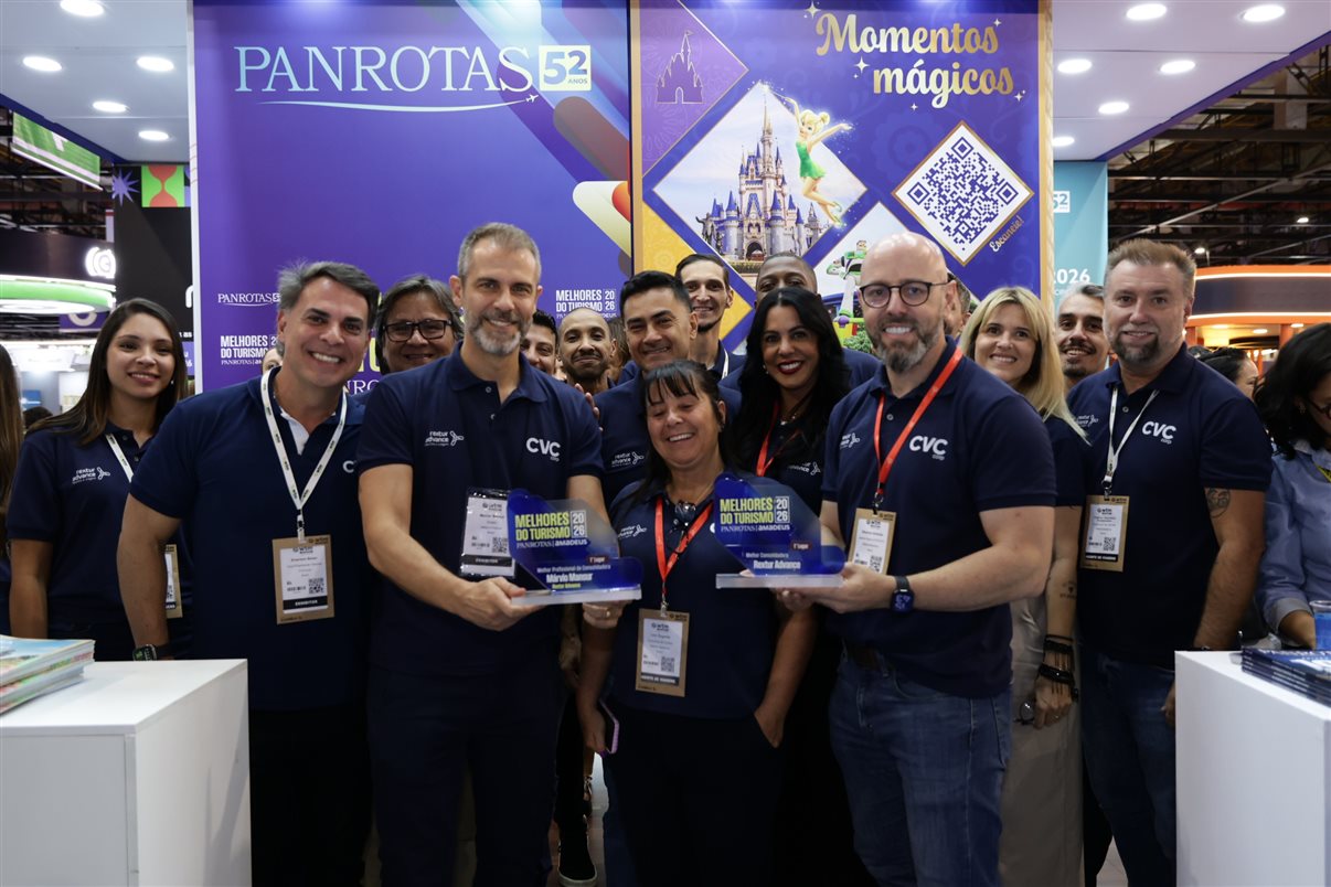 Equipe da CVC Corp com seus cinco prêmios