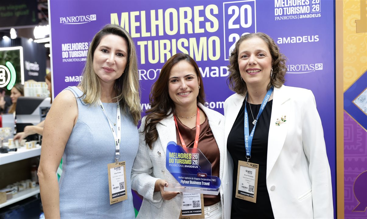 Manuela Bernardes, da Flytour Business Travel, entre Aline Pontes e Erica Fernandes, da Amadeus