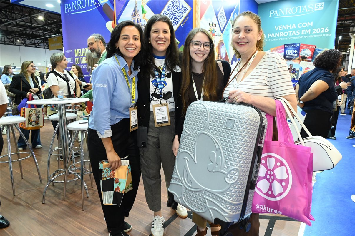 Samella Marinho, da PANROTAS, Bruna Bertozzo, da Disney Destinations, e Camila Torres e Sandra Regina Torres, da Pixie Viagens