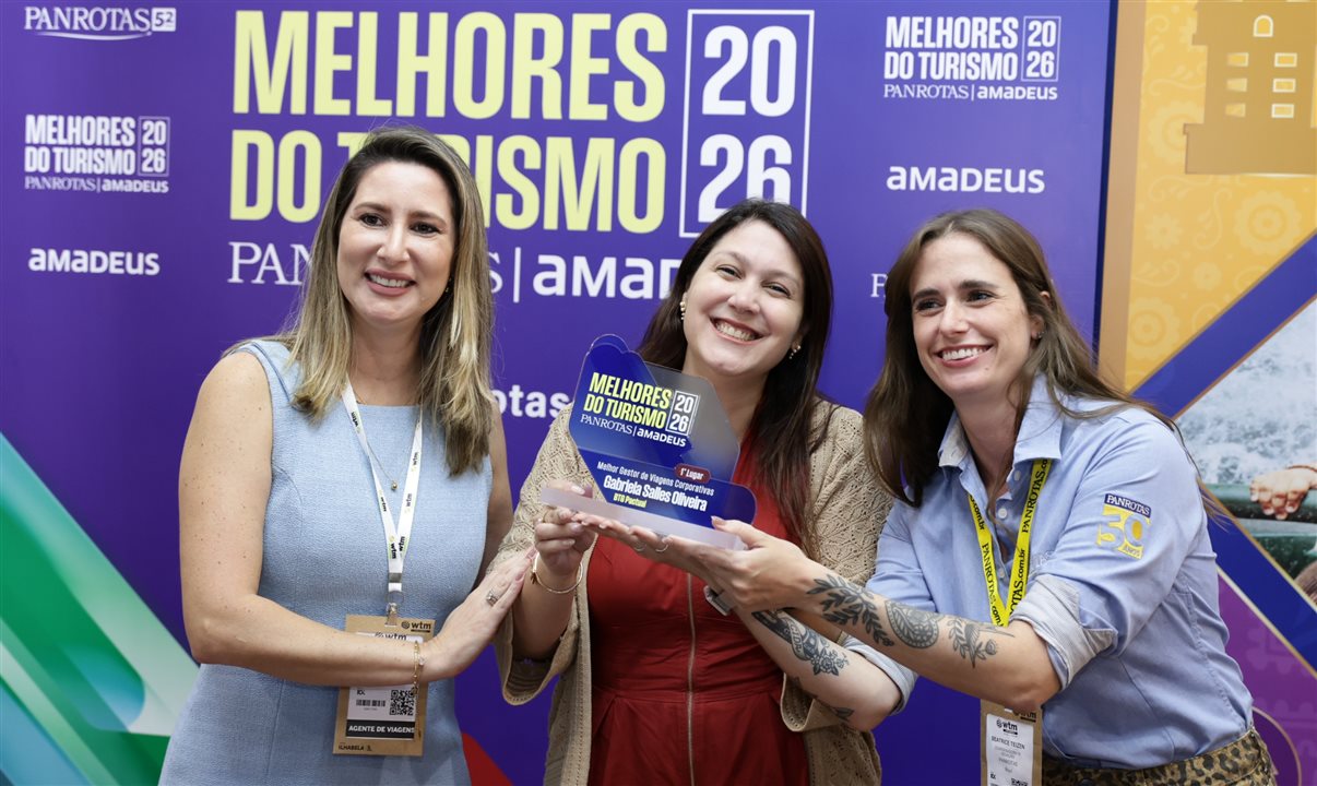 Aline Pontes, do Amadeus, e Beatrice Teizen, da PANROTAS, entregam o troféu a Gabriela Oliveira, do BTG Pactual