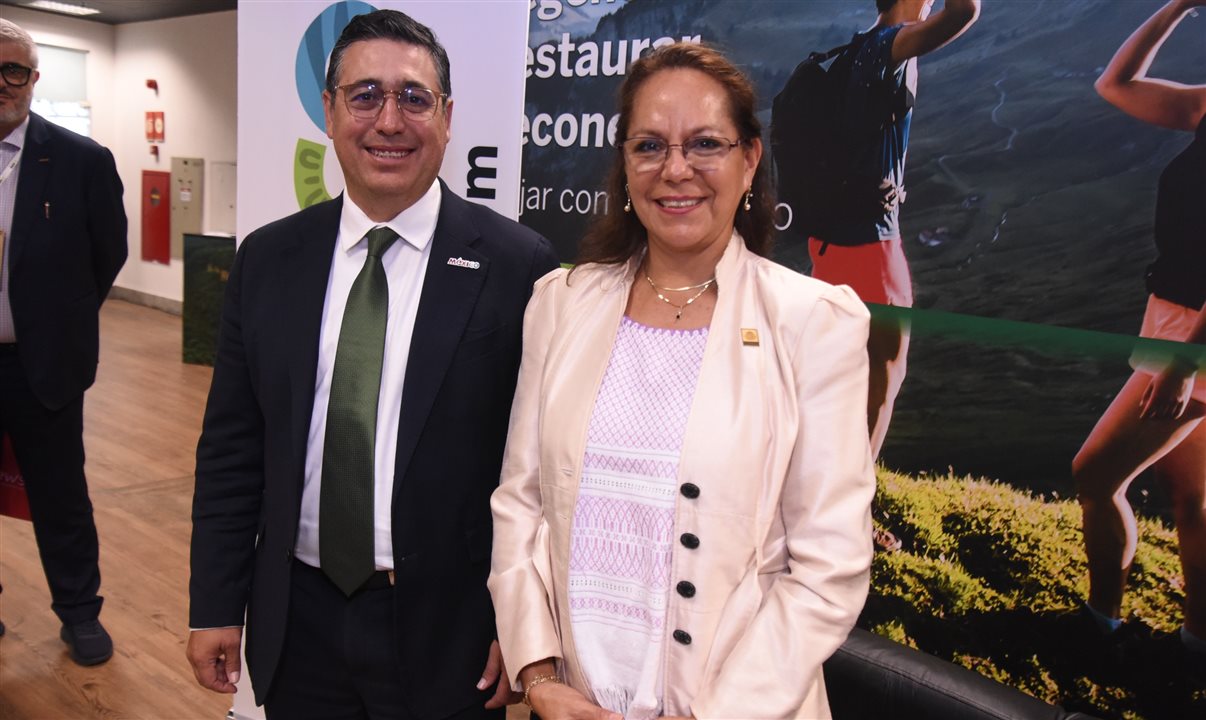 Miguel Arquíga, chefe da Unidade de Inovação, Sustentabilidade e Profissionalização Turística da Secretaria de Turismo do governo do México, e Claudia Velasco, cônsul-geral do México em São Paulo