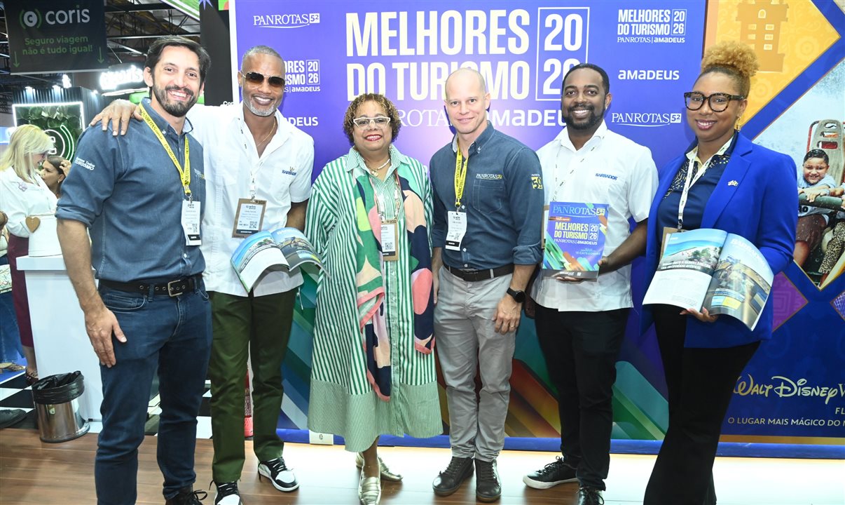 Corey Garrett, Cheryl Carter, Russell Banfield e Ashleigh Phillips, do Turismo de Barbados, com Flávio de Sica e José Guilherme Alcorta, da PANROTAS, mostram conteúdo publicado na edição impressa da Revista PANROTAS