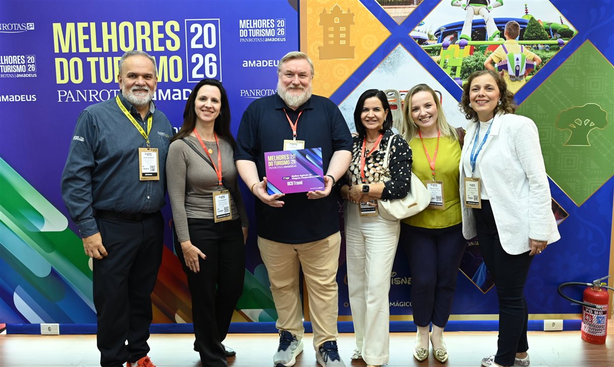Artur Luiz Andrade, da PANROTAS, Carla Rodrigues, Paul Barry, Soely Oliveira e Mariana Krizak, da BCD Travel, e Erica Fernandes, da Amadeus