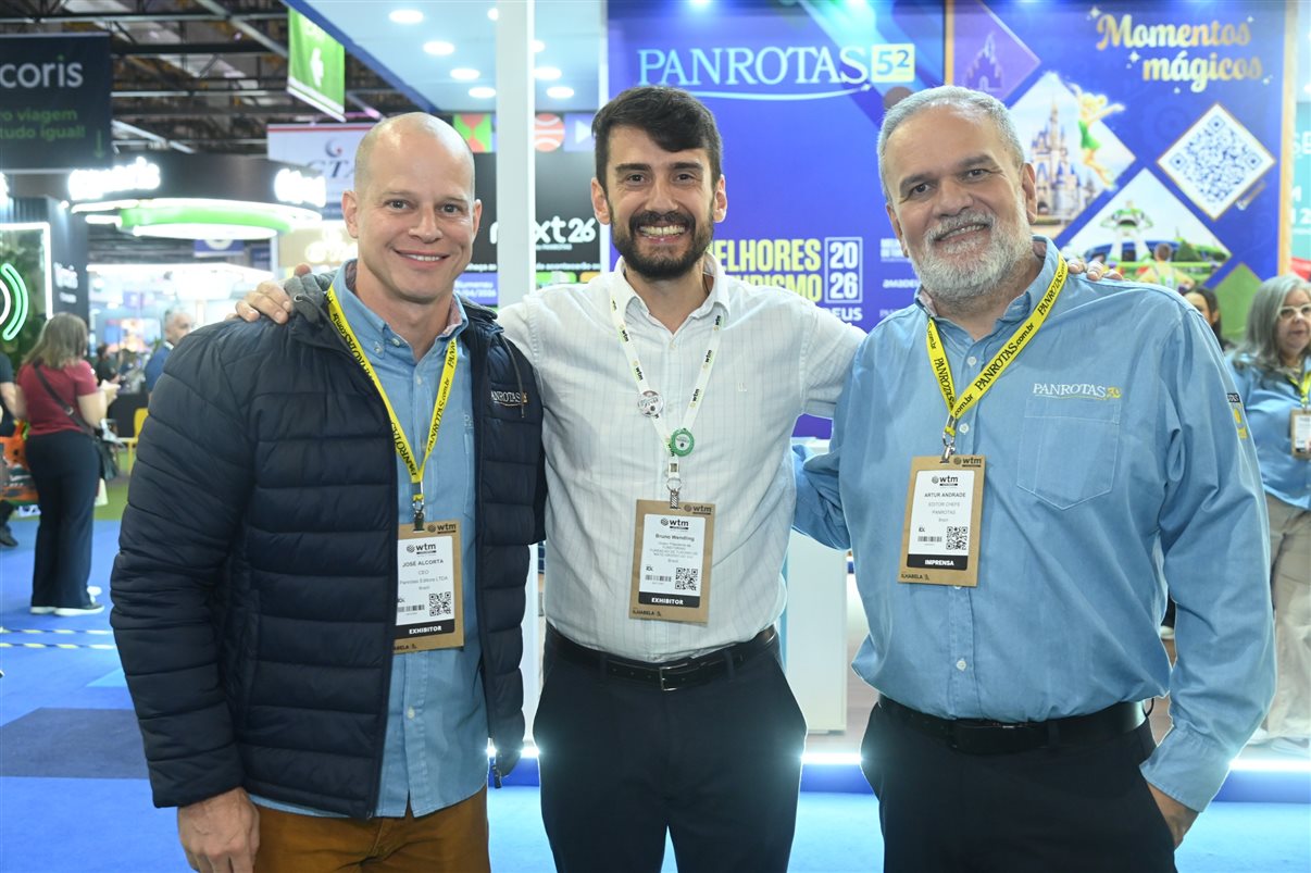Bruno Wendling, da Fundtur-MS, entre, José Guilherme Alcorta e Artur Luiz Andrade, da PANROTAS