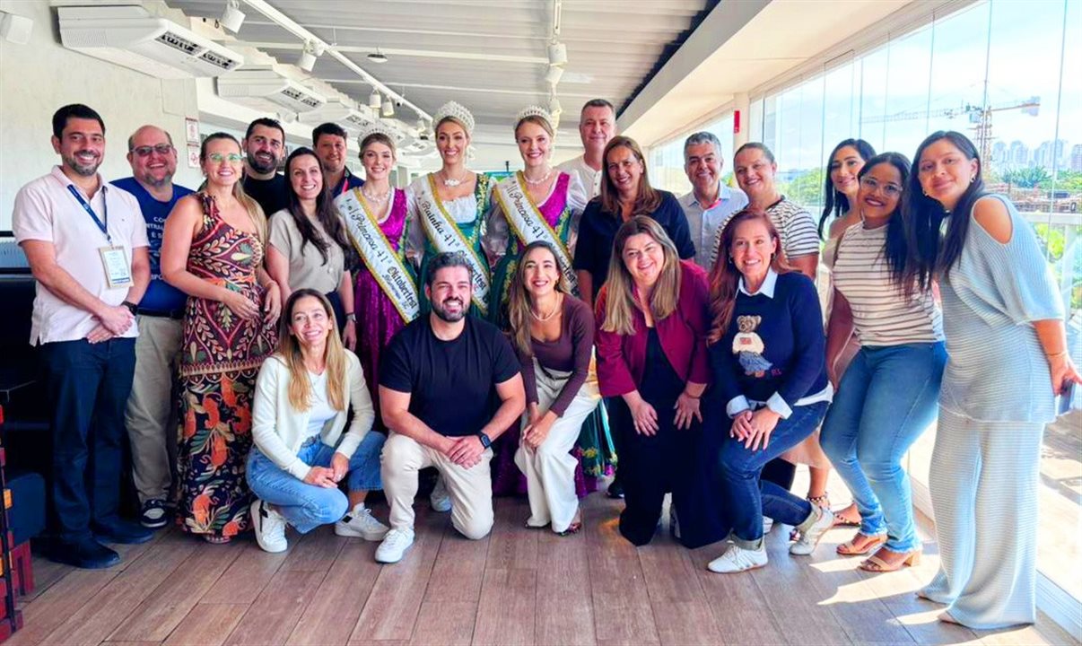 Alunos com Aline Fernandes e Marcos Souza, da Cruises Academy