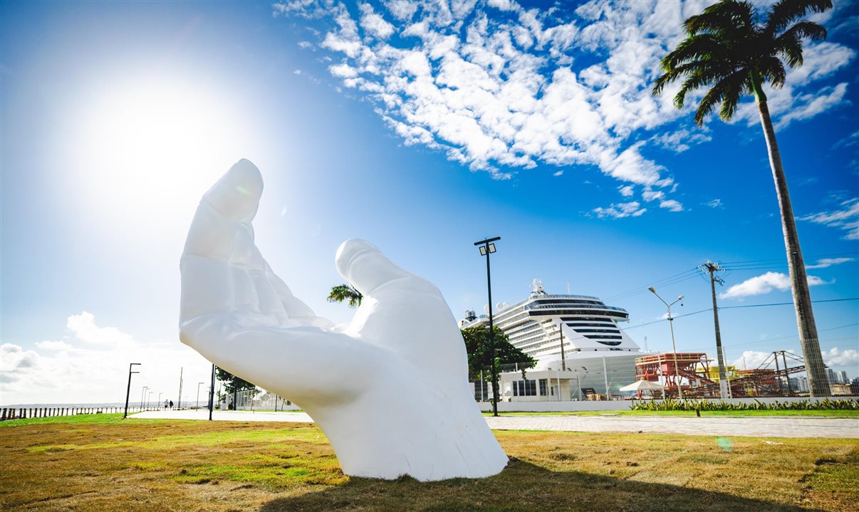 Escultura “Mão de Deus”