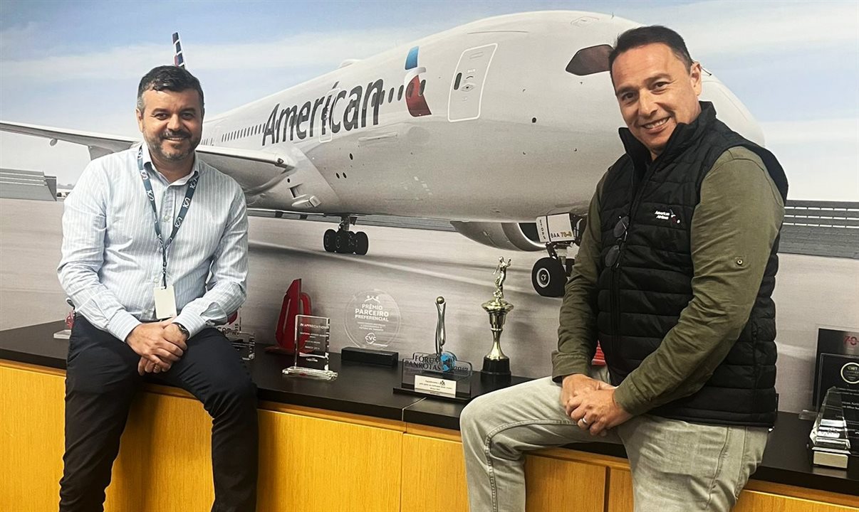 Leandro Lustosa, gerente de Vendas da American no Brasil, recebe Ernesto Airosa no escritório da American Airlines em São Paulo