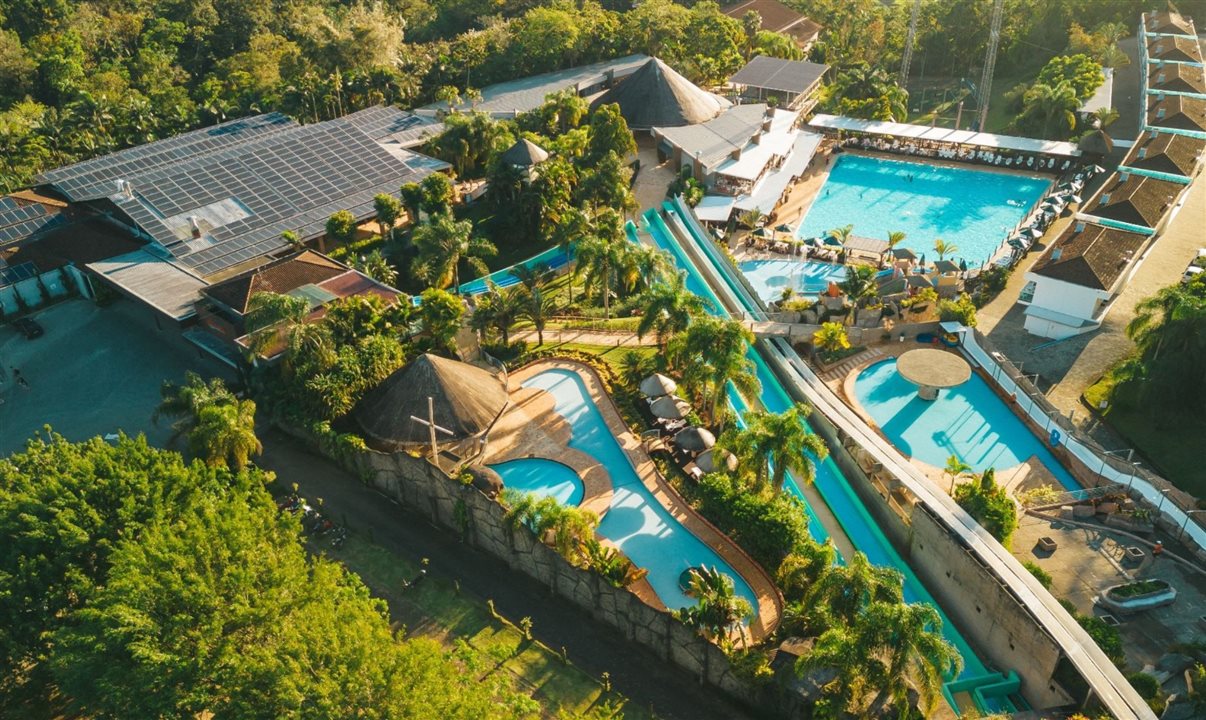 Parque reúne mais de 20 atrações aquáticas e experiências integradas à paisagem natural