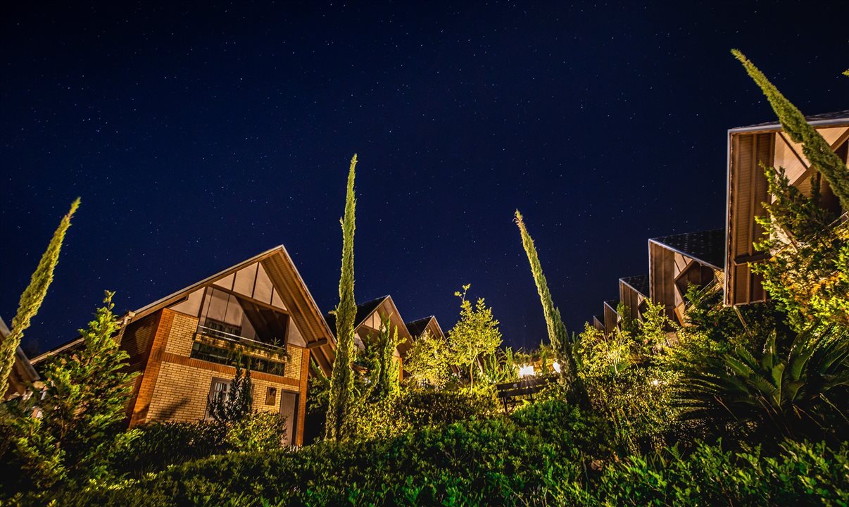 O resort oferece infraestrutura voltada ao lazer, com piscinas aquecidas interna e externa, deck com jacuzzis, quadras esportivas, brinquedoteca e programação de entretenimento